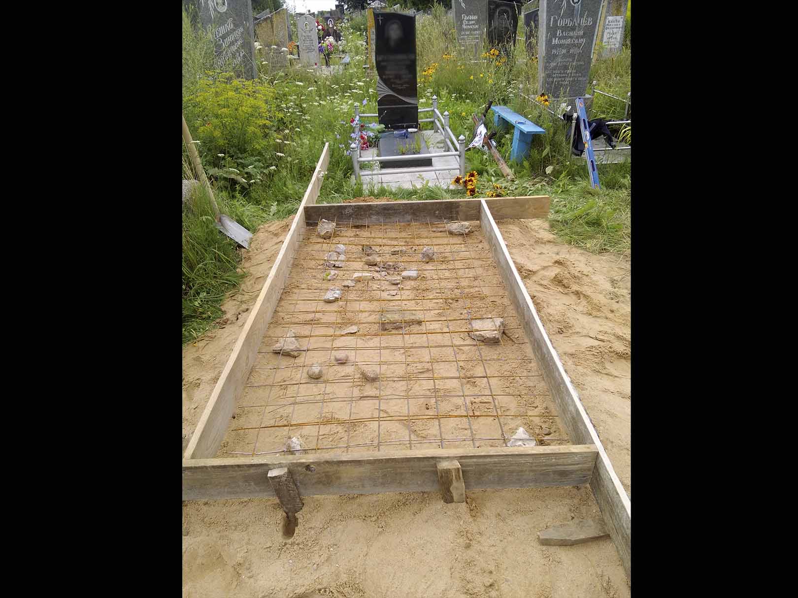 Благоустройство могил на кладбище. Мемориальные комплексы